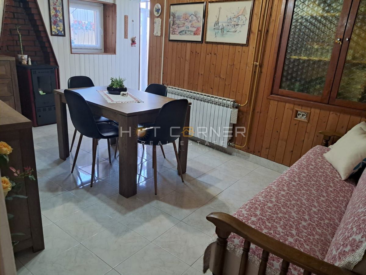 VODNJAN, SPLENDIDA CASA IN PIETRA RISTRUTTURATA E ARREDATA CON TERRAZZA, CORTILE E GARAGE.