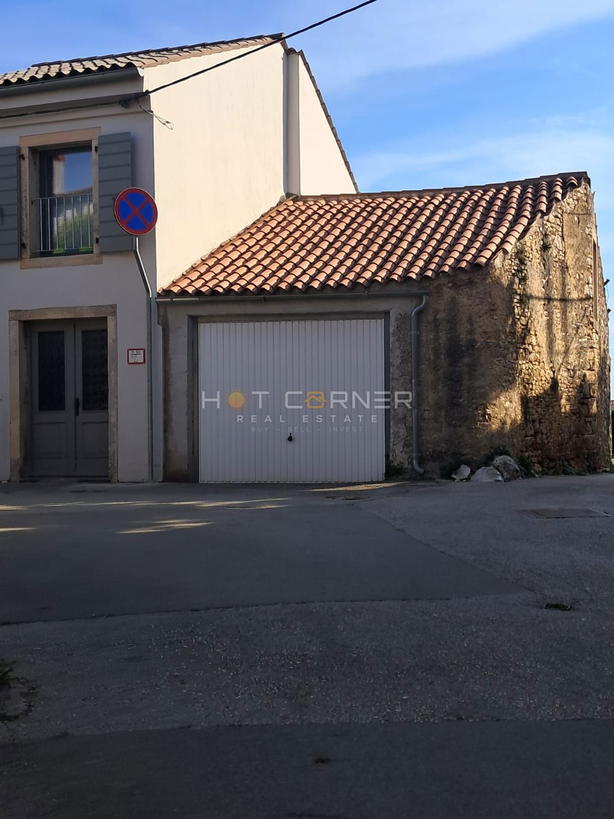VODNJAN, SPLENDIDA CASA IN PIETRA RISTRUTTURATA E ARREDATA CON TERRAZZA, CORTILE E GARAGE.