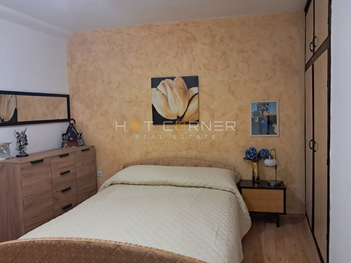 VODNJAN, SPLENDIDA CASA IN PIETRA RISTRUTTURATA E ARREDATA CON TERRAZZA, CORTILE E GARAGE.