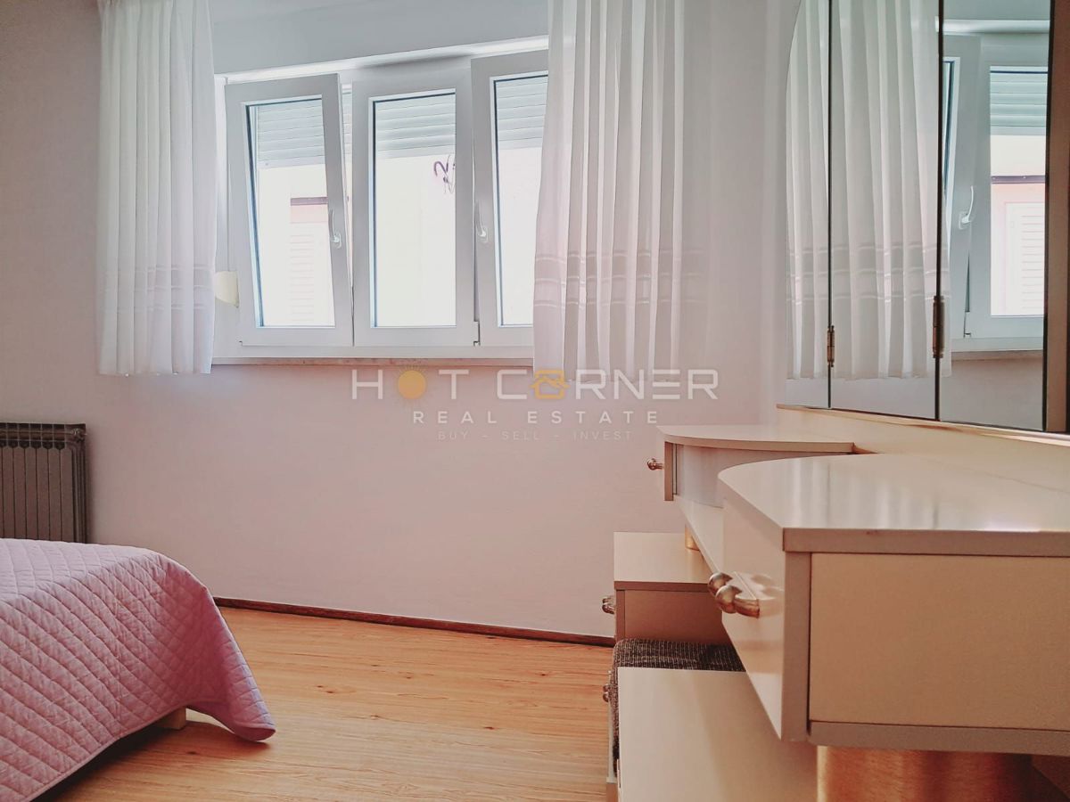 VODNJAN, SPLENDIDA CASA IN PIETRA RISTRUTTURATA E ARREDATA CON TERRAZZA, CORTILE E GARAGE.