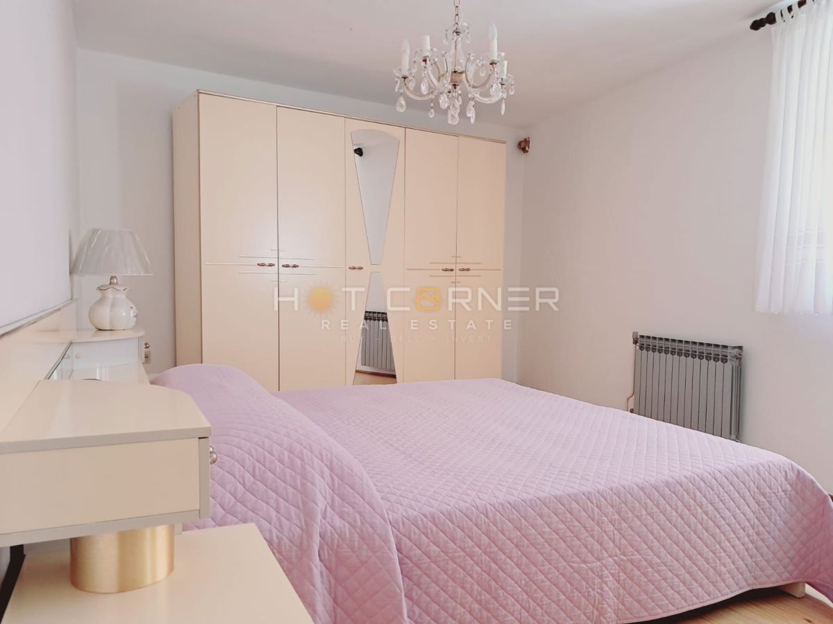 VODNJAN, SPLENDIDA CASA IN PIETRA RISTRUTTURATA E ARREDATA CON TERRAZZA, CORTILE E GARAGE.