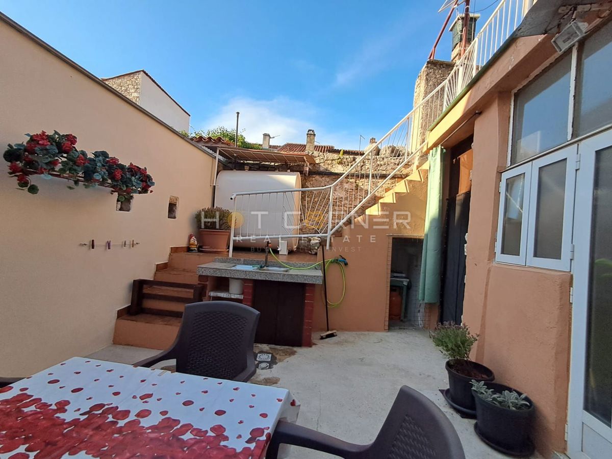 VODNJAN, SPLENDIDA CASA IN PIETRA RISTRUTTURATA E ARREDATA CON TERRAZZA, CORTILE E GARAGE.