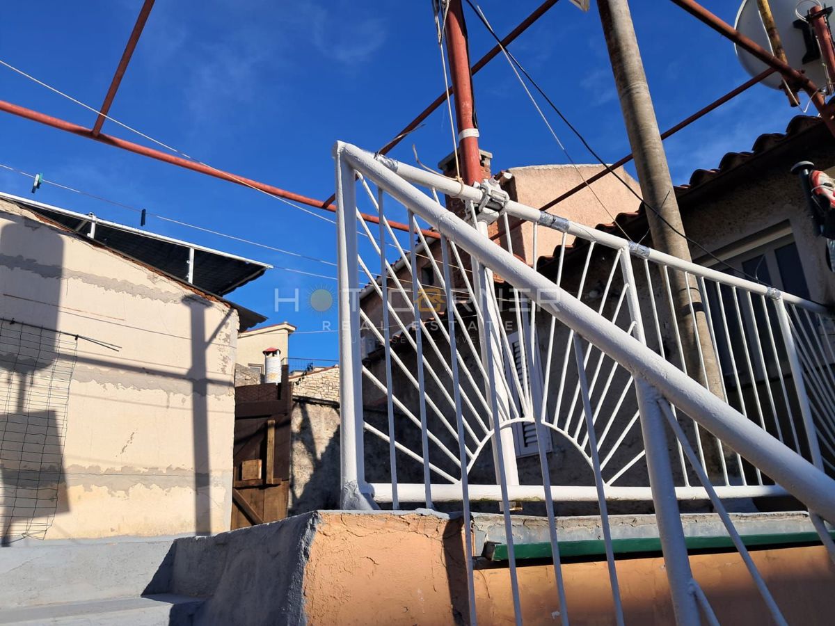 VODNJAN, SPLENDIDA CASA IN PIETRA RISTRUTTURATA E ARREDATA CON TERRAZZA, CORTILE E GARAGE.