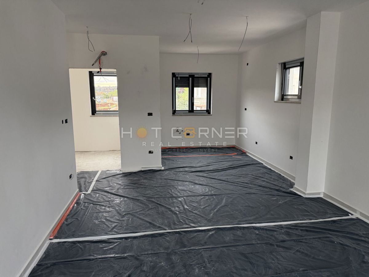 Lussuoso attico vicino a Pula City Mall, 3SS + ampia terrazza + riscaldamento a pavimento a gas