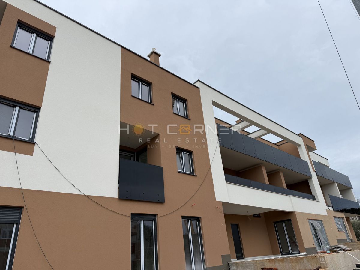 Lussuoso attico vicino a Pula City Mall, 3SS + ampia terrazza + riscaldamento a pavimento a gas