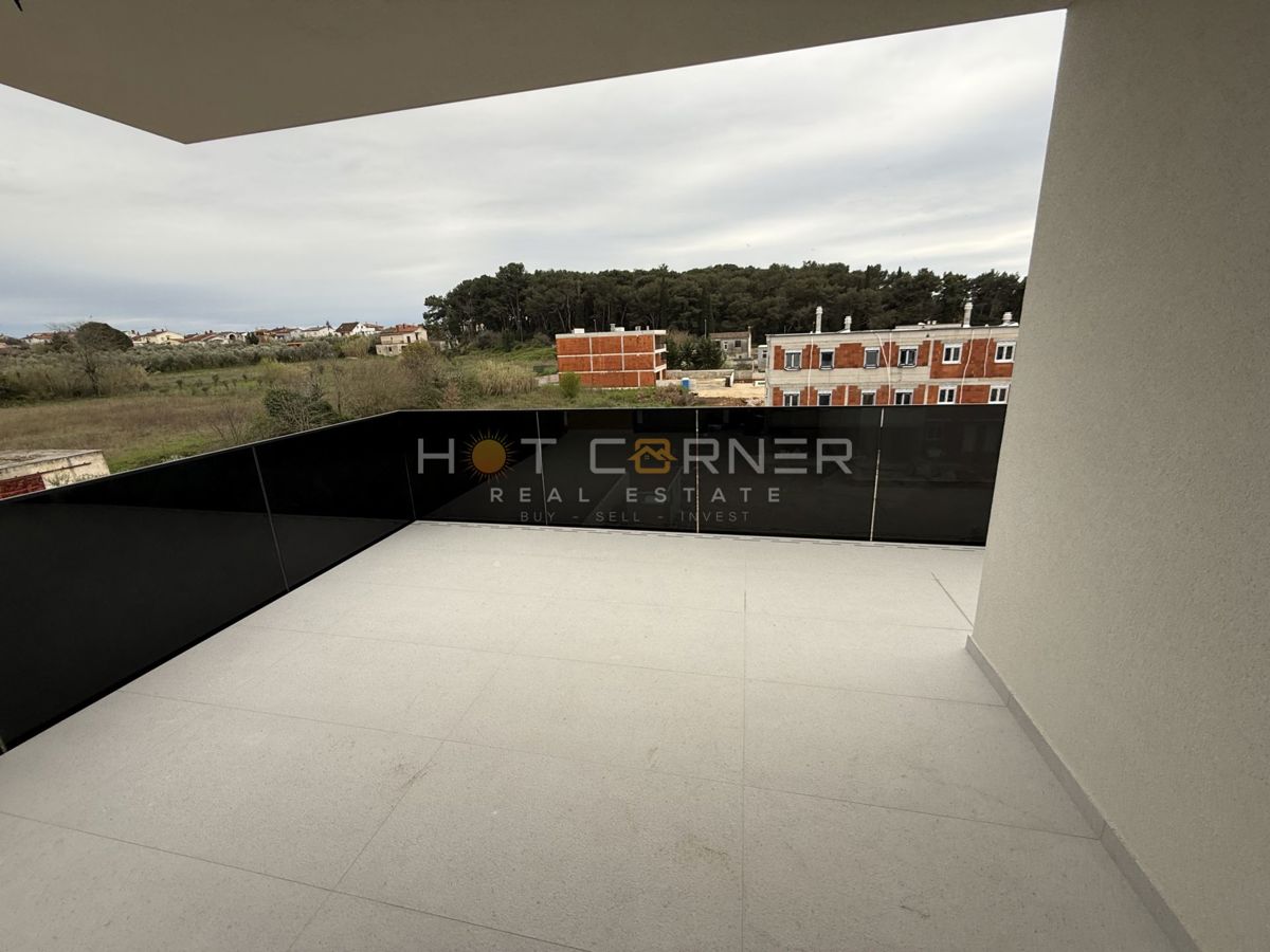 Lussuoso attico vicino a Pula City Mall, 3SS + ampia terrazza + riscaldamento a pavimento a gas