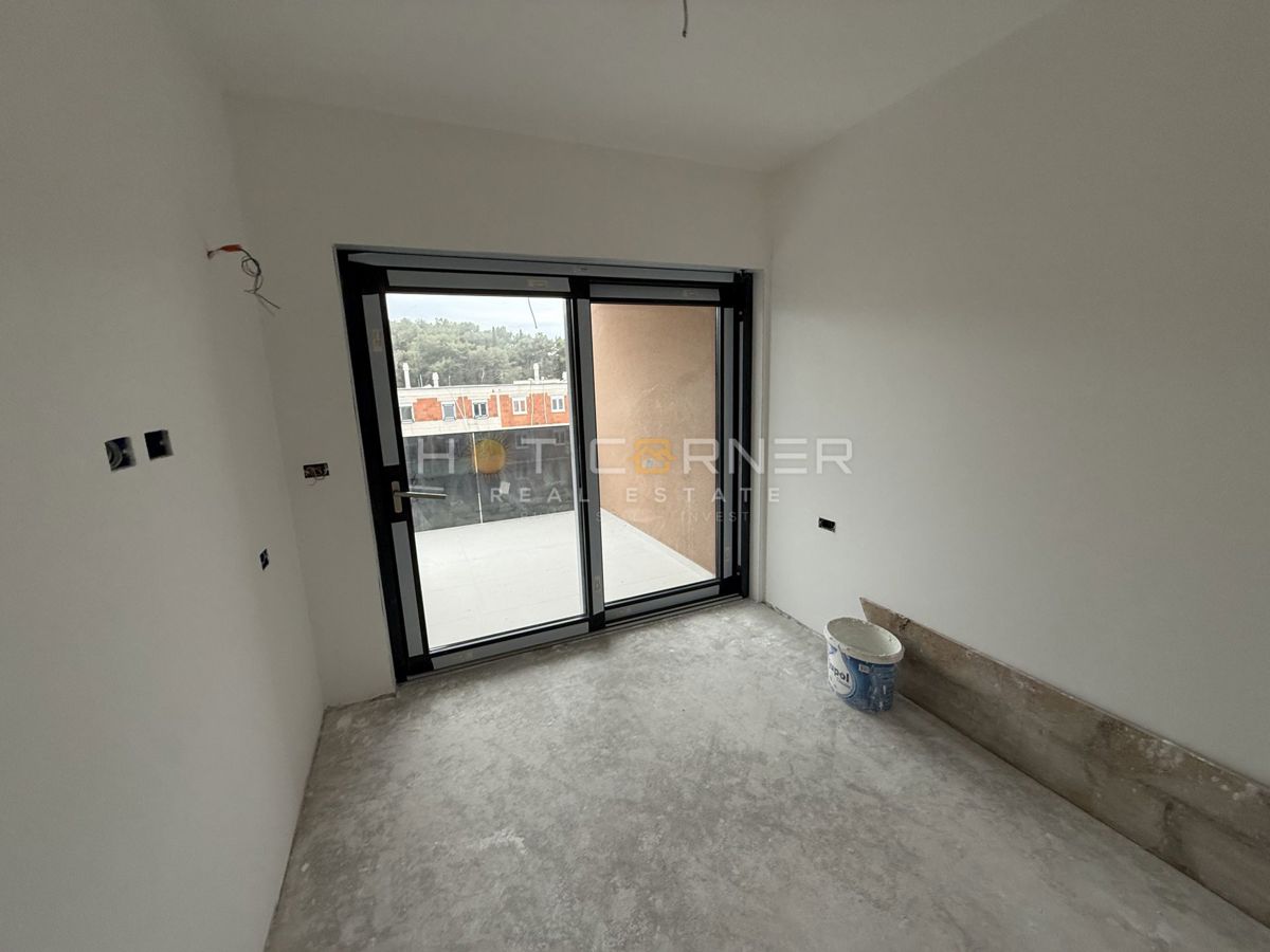 Lussuoso attico vicino a Pula City Mall, 3SS + ampia terrazza + riscaldamento a pavimento a gas