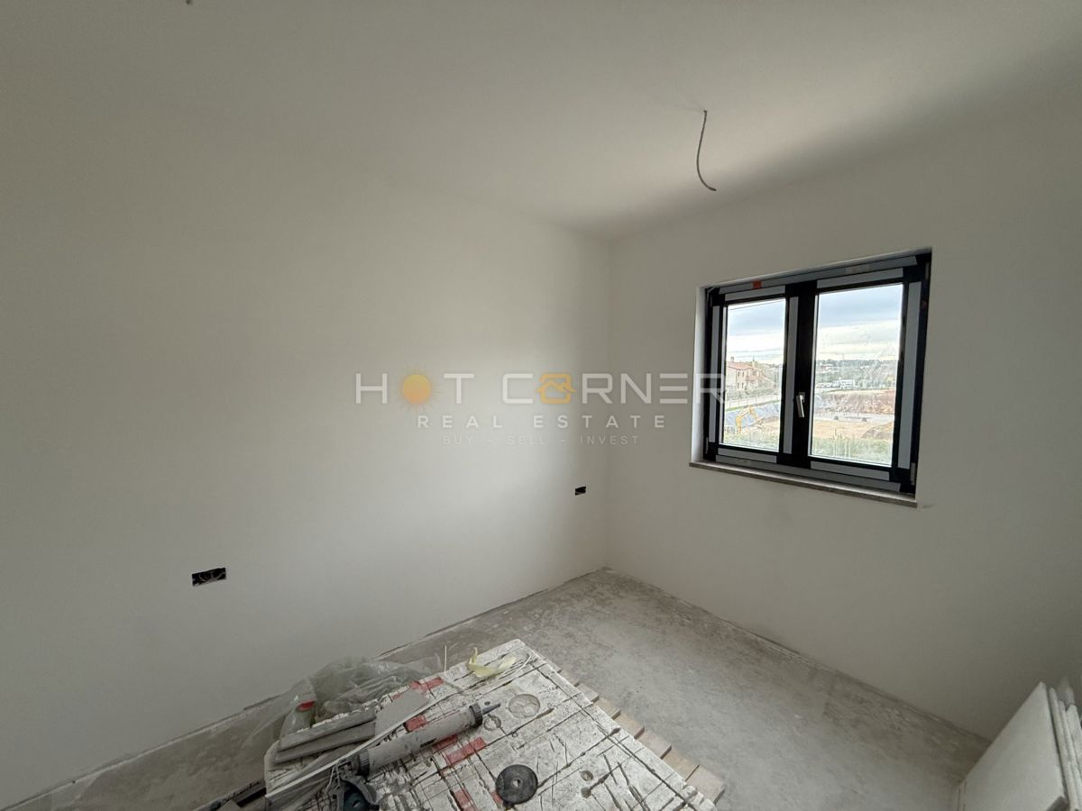 Lussuoso attico vicino a Pula City Mall, 3SS + ampia terrazza + riscaldamento a pavimento a gas