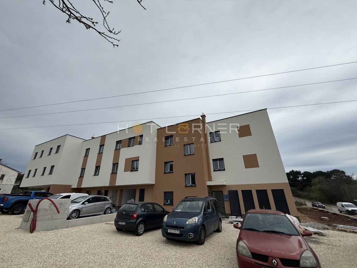 Lussuoso attico vicino a Pula City Mall, 3SS + ampia terrazza + riscaldamento a pavimento a gas