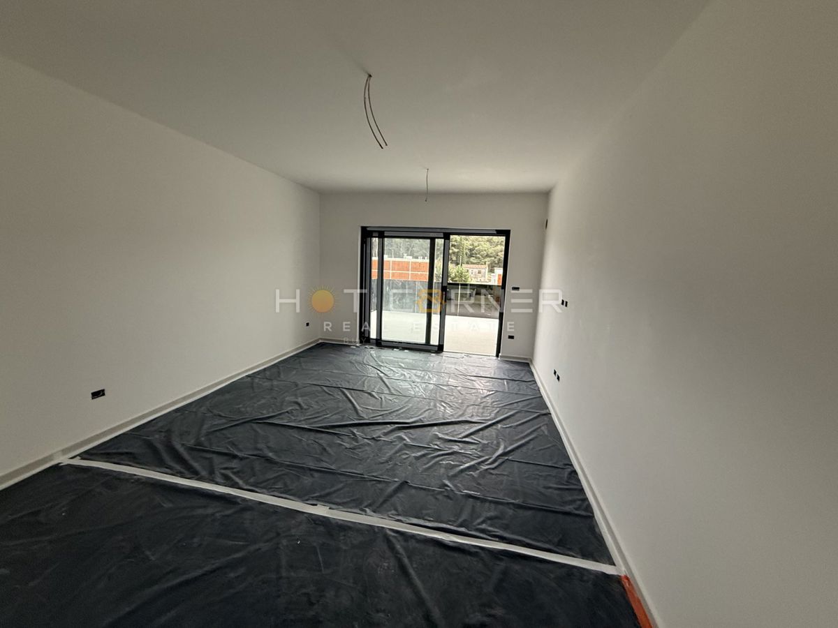 Lussuoso attico vicino a Pula City Mall, 3SS + ampia terrazza + riscaldamento a pavimento a gas