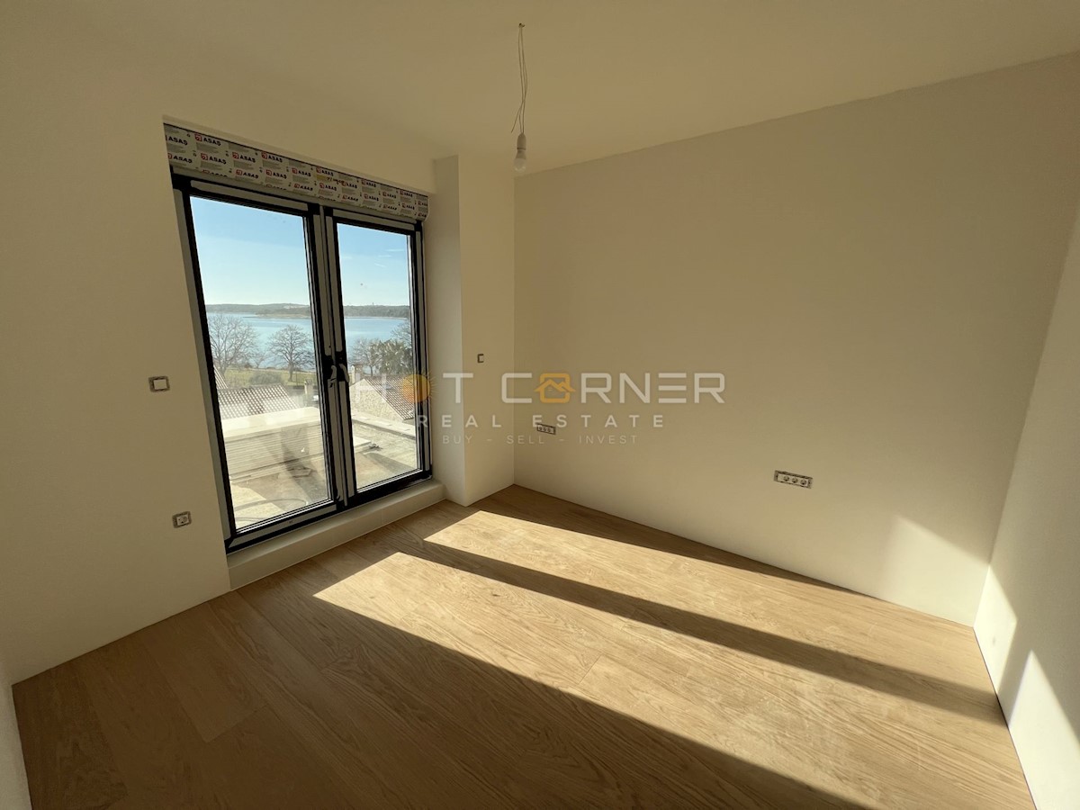 Medulin, penthouse in posizione sensazionale, a 50 m dalla spiaggia, vista mare, ascensore