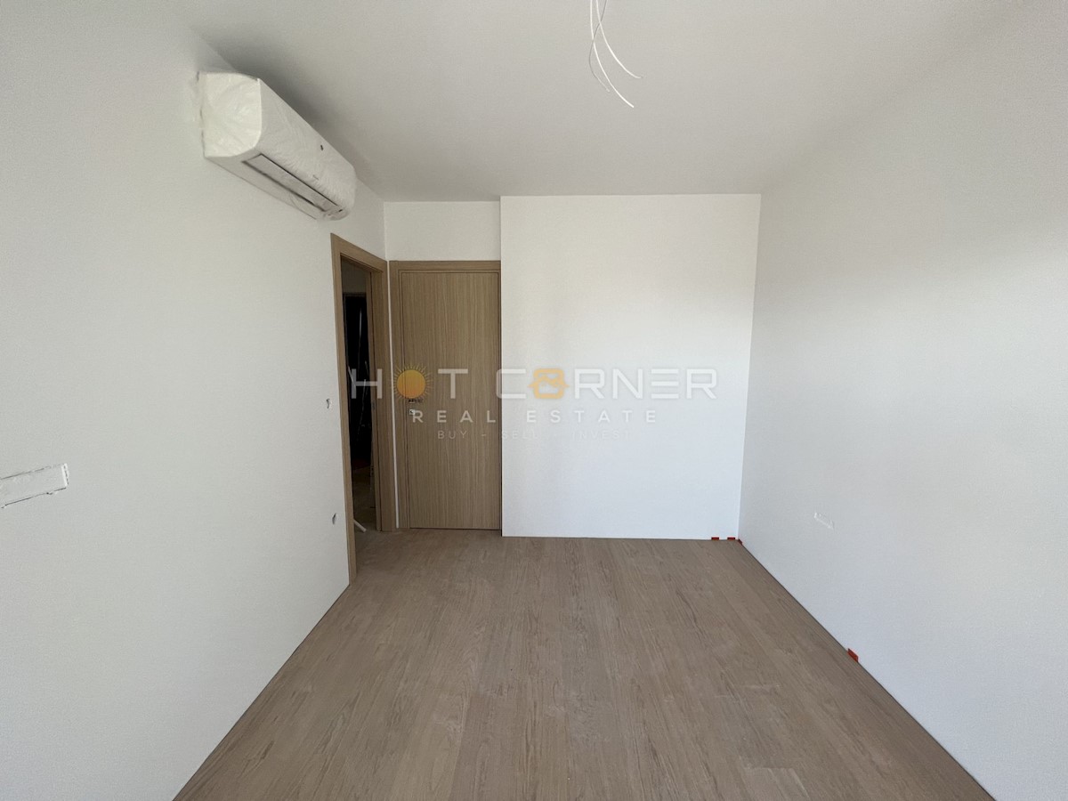 Medulin, penthouse in posizione sensazionale, a 50 m dalla spiaggia, vista mare, ascensore