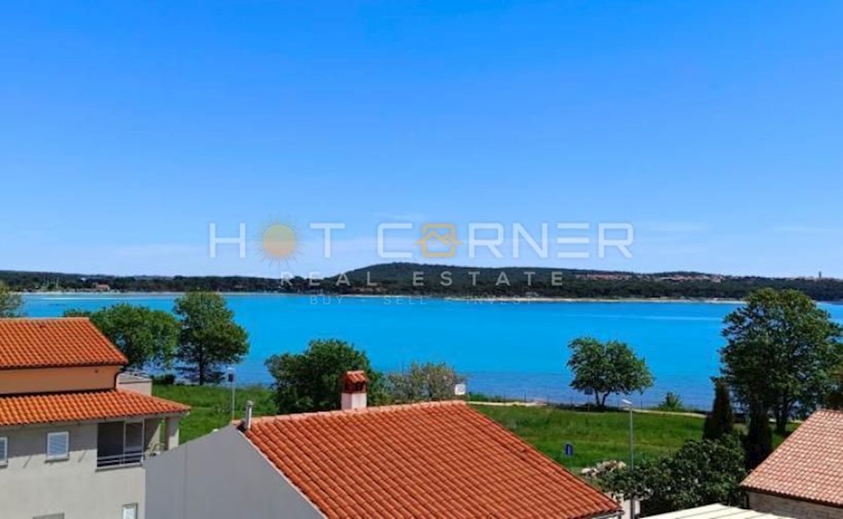 Medulin, penthouse in posizione sensazionale, a 50 m dalla spiaggia, vista mare, ascensore