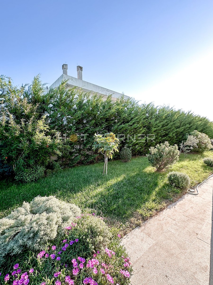 Bellissimo appartamento spazioso con vista mare e ampio giardino