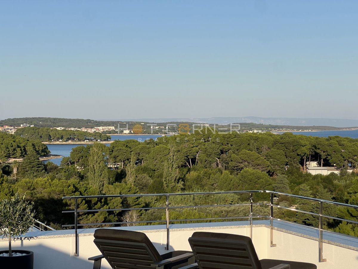 Premantura, attico di lusso, terrazza sul tetto, vista mare, 400 m dalla spiaggia