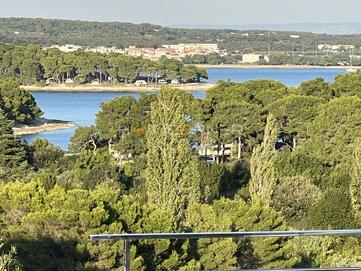 Premantura, attico di lusso, terrazza sul tetto, vista mare, 400 m dalla spiaggia