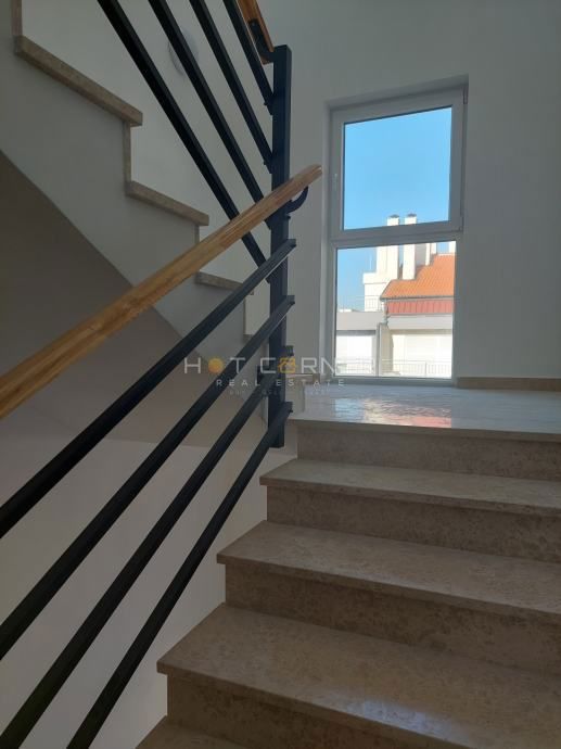 Monvidal/Šijana, nuova costruzione, ascensore, lato sud, 1 camera da letto, terrazza