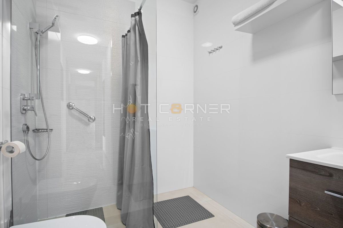 Appartamento di lusso a Pješčana Uvala, in prima linea sul mare