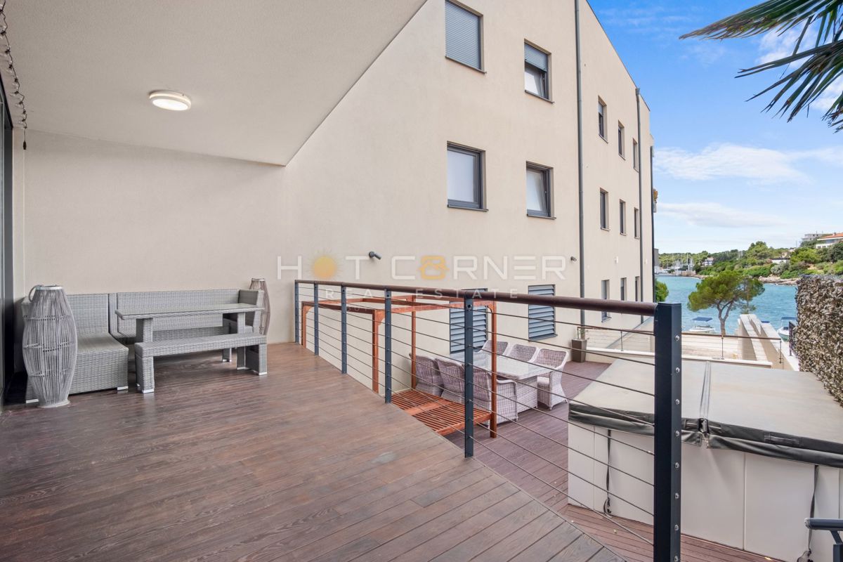 Appartamento di lusso a Pješčana Uvala, in prima linea sul mare