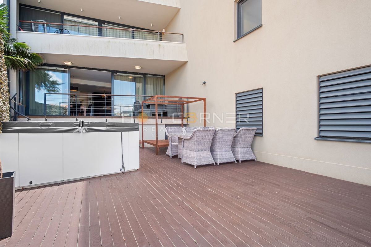 Appartamento di lusso a Pješčana Uvala, in prima linea sul mare