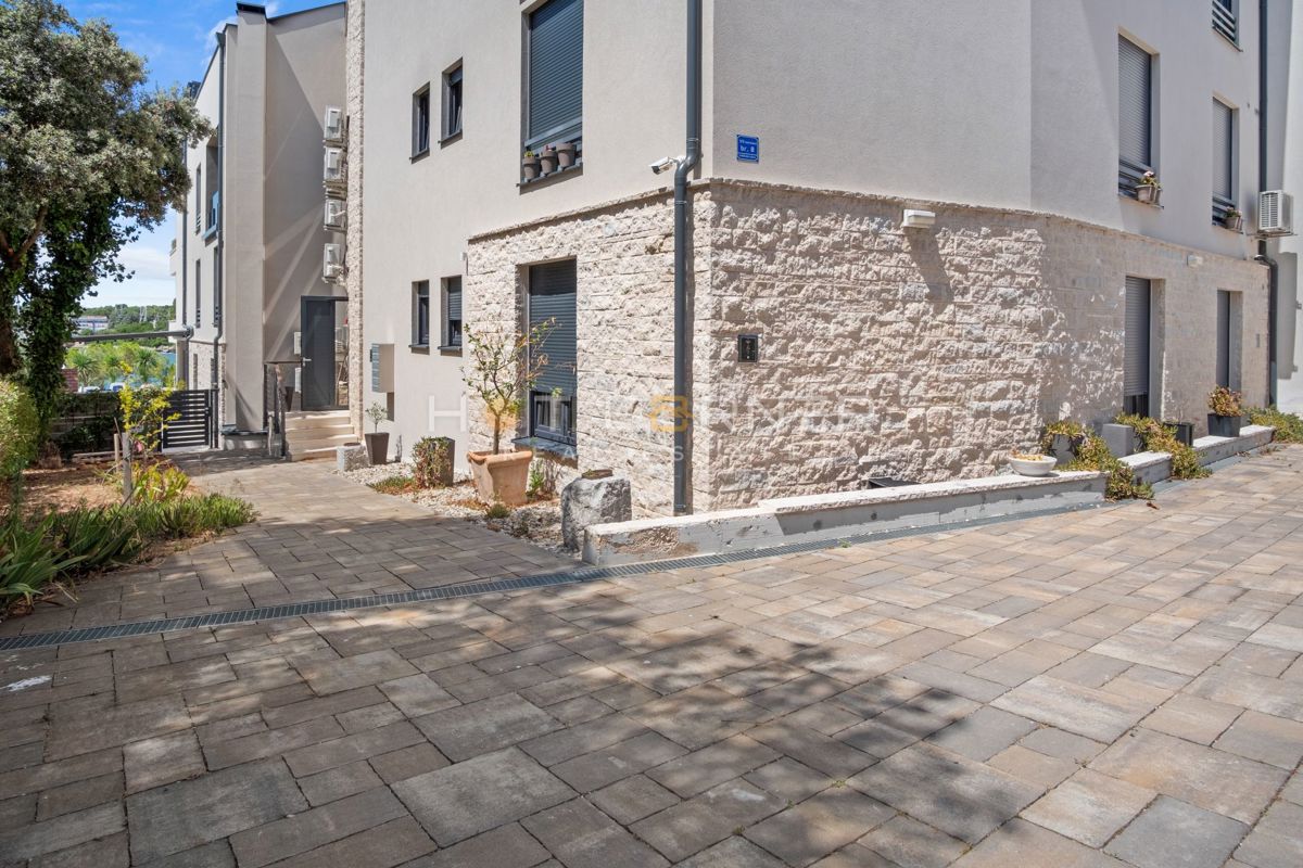 Appartamento di lusso a Pješčana Uvala, in prima linea sul mare