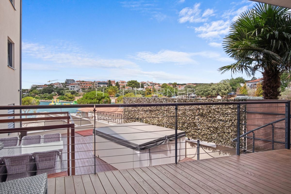 Appartamento di lusso a Pješčana Uvala, in prima linea sul mare