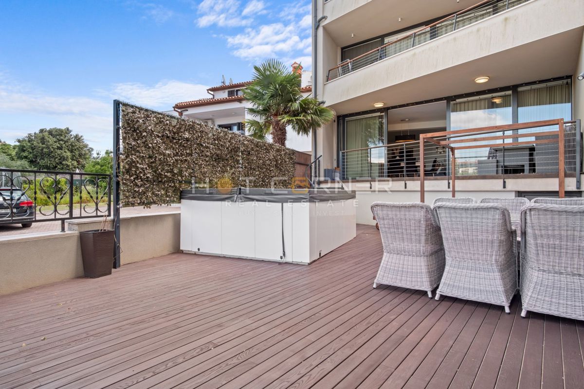 Appartamento di lusso a Pješčana Uvala, in prima linea sul mare