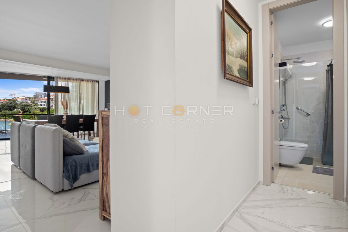 Appartamento di lusso a Pješčana Uvala, in prima linea sul mare