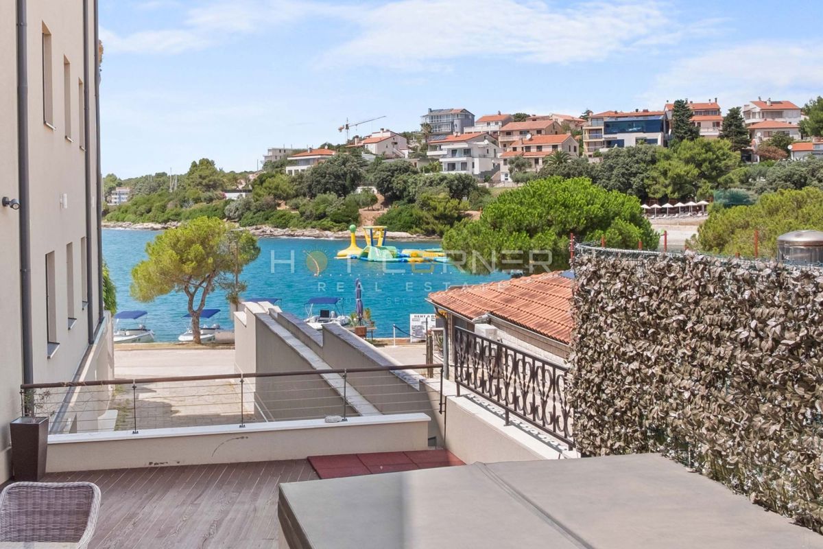 Appartamento di lusso a Pješčana Uvala, in prima linea sul mare