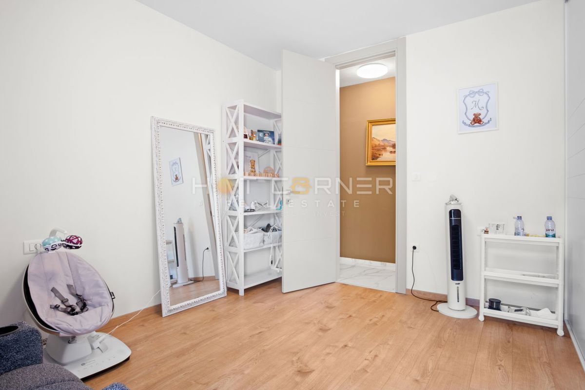 Appartamento di lusso a Pješčana Uvala, in prima linea sul mare