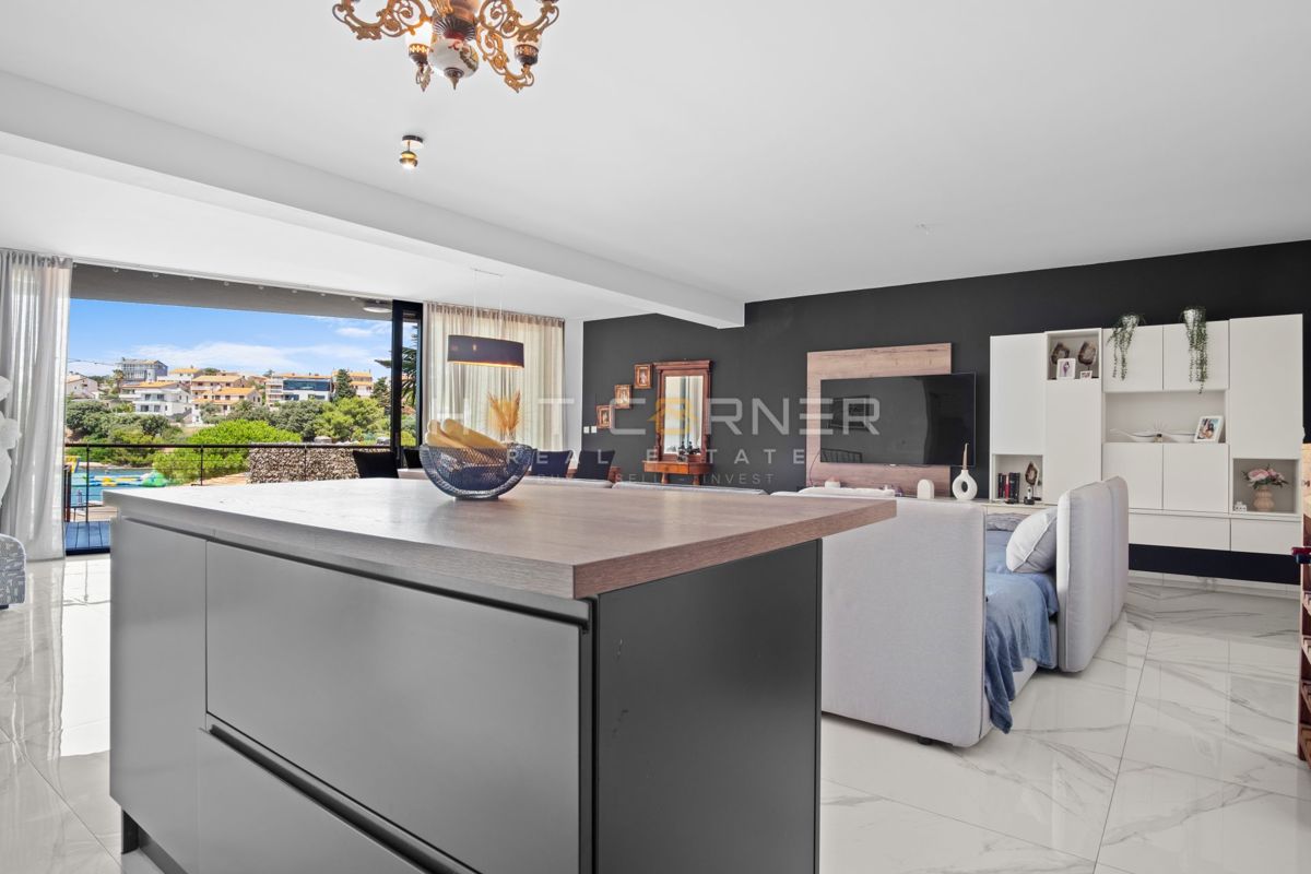 Appartamento di lusso a Pješčana Uvala, in prima linea sul mare