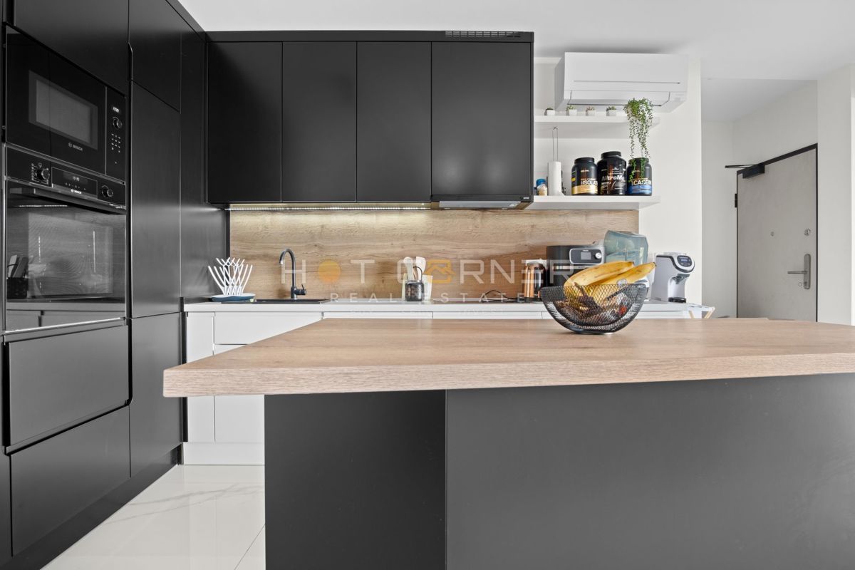 Appartamento di lusso a Pješčana Uvala, in prima linea sul mare