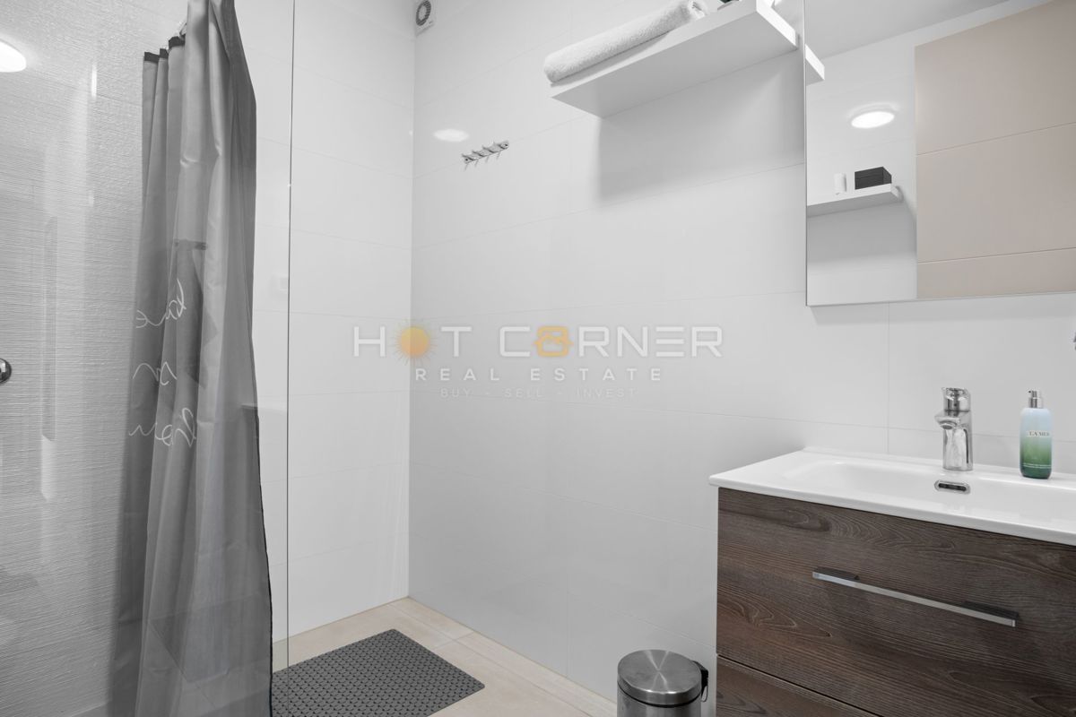 Appartamento di lusso a Pješčana Uvala, in prima linea sul mare