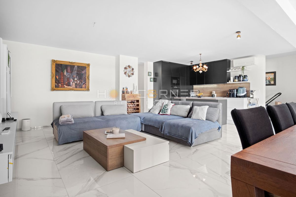 Appartamento di lusso a Pješčana Uvala, in prima linea sul mare