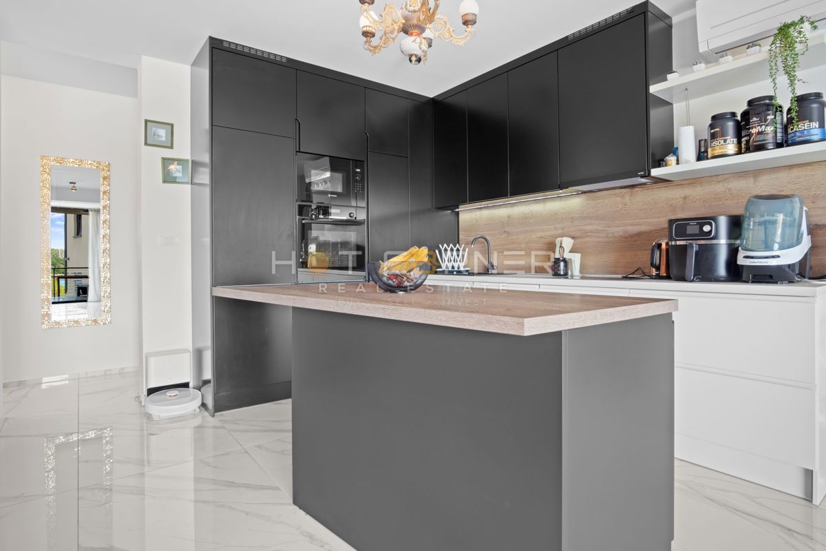 Appartamento di lusso a Pješčana Uvala, in prima linea sul mare