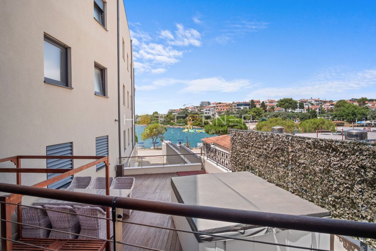 Appartamento di lusso a Pješčana Uvala, in prima linea sul mare