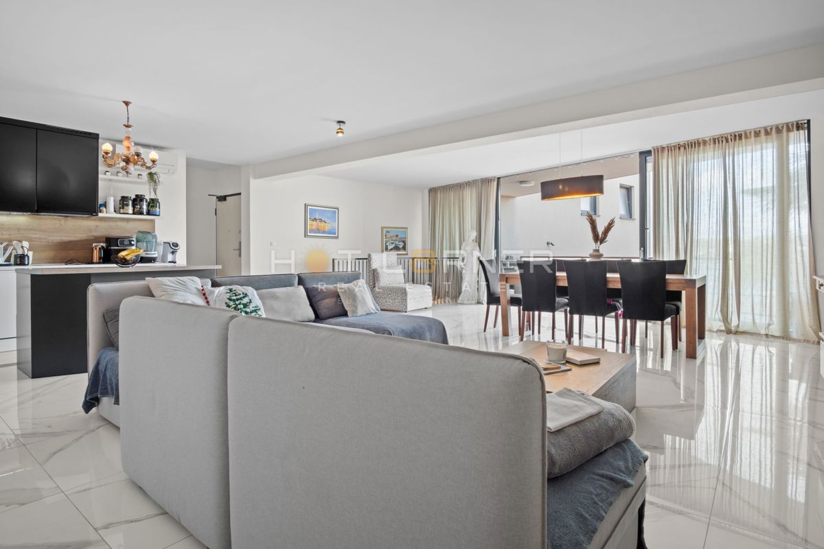 Appartamento di lusso a Pješčana Uvala, in prima linea sul mare