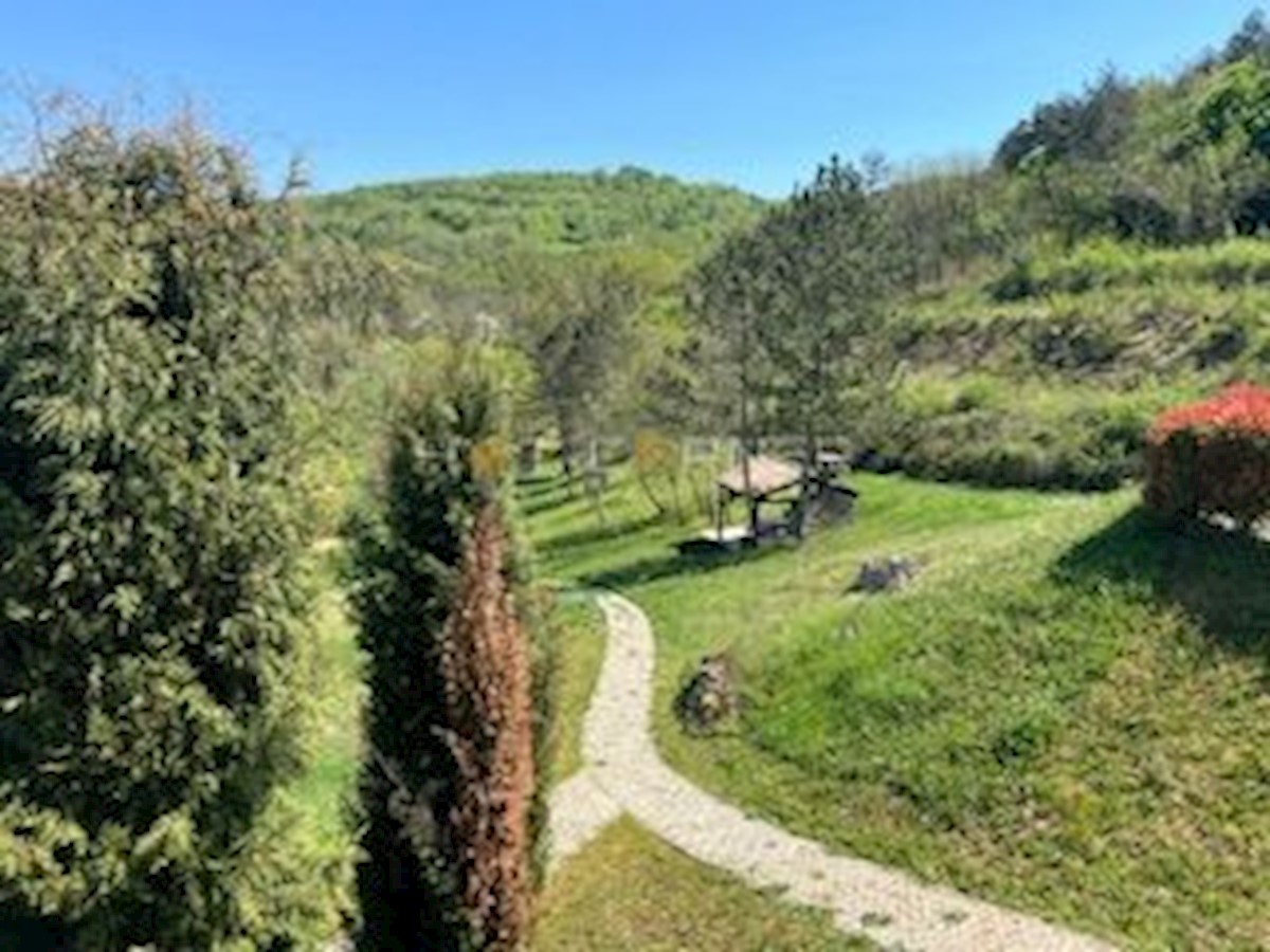 Motovun, resort magico su 3,1 ettari con cascata, per la costruzione di un complesso glamping o alberghiero