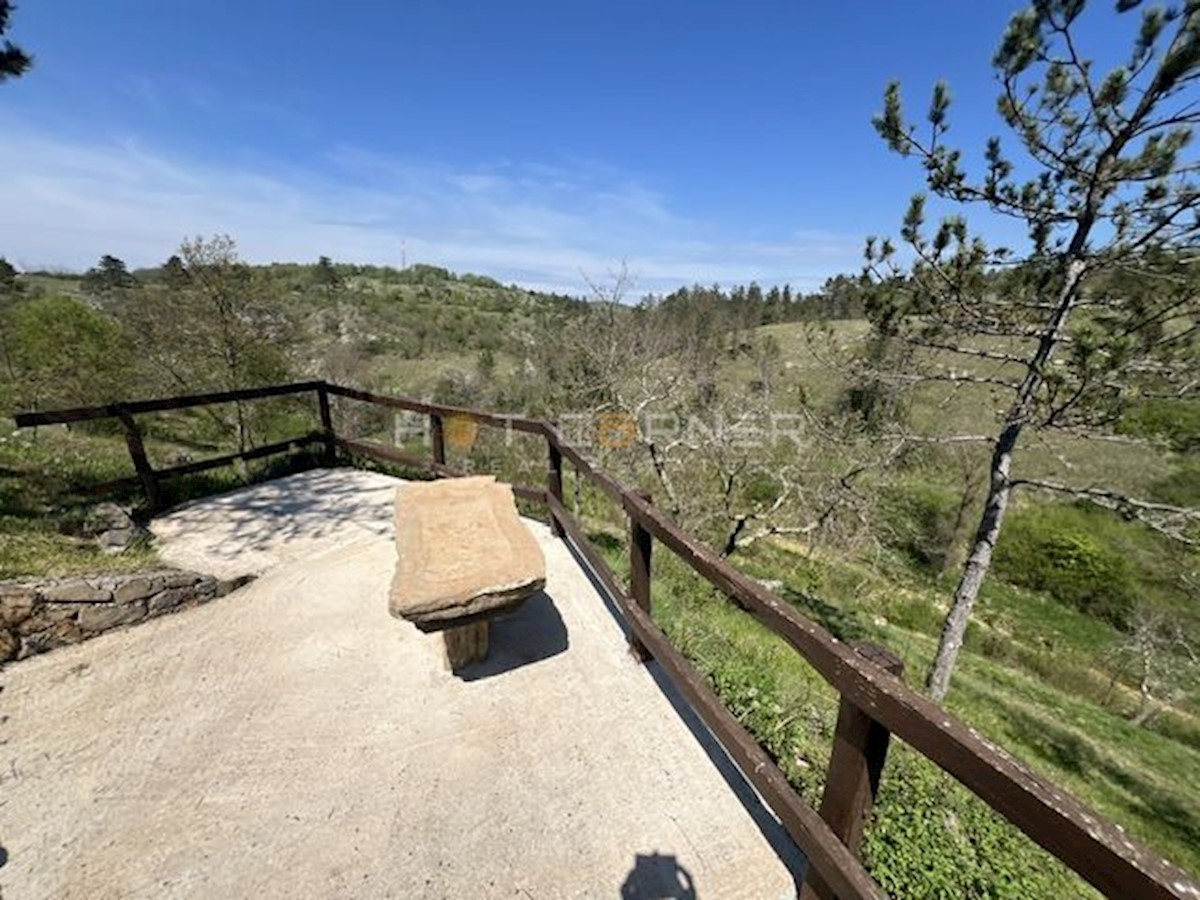 Motovun, resort magico su 3,1 ettari con cascata, per la costruzione di un complesso glamping o alberghiero