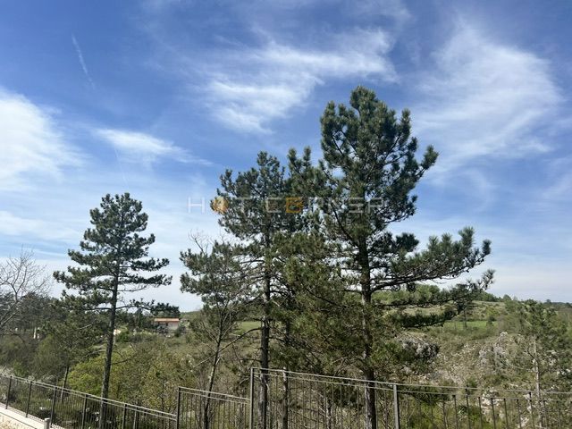 Motovun, resort magico su 3,1 ettari con cascata, per la costruzione di un complesso glamping o alberghiero