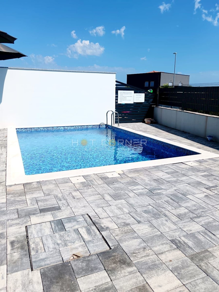 I dintorni di Rovigno, affascinante casa moderna con piscina e vista mare