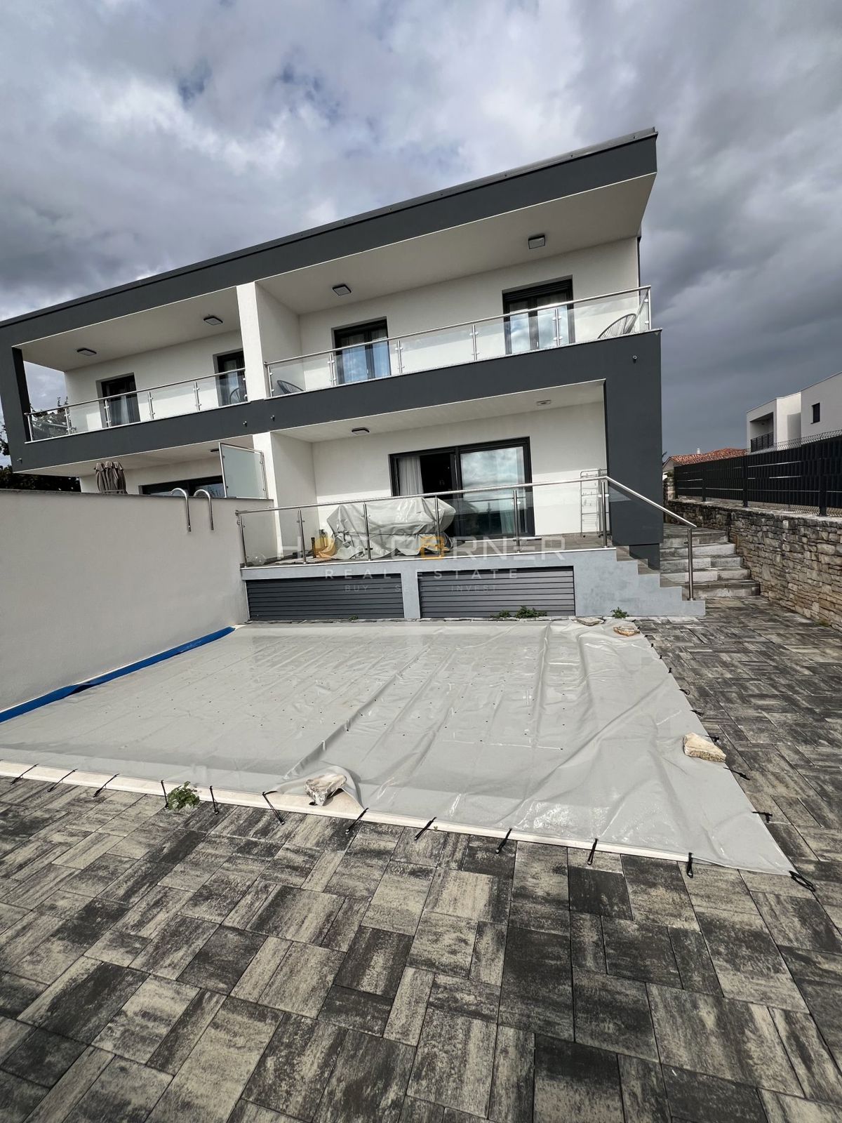 I dintorni di Rovigno, affascinante casa moderna con piscina e vista mare