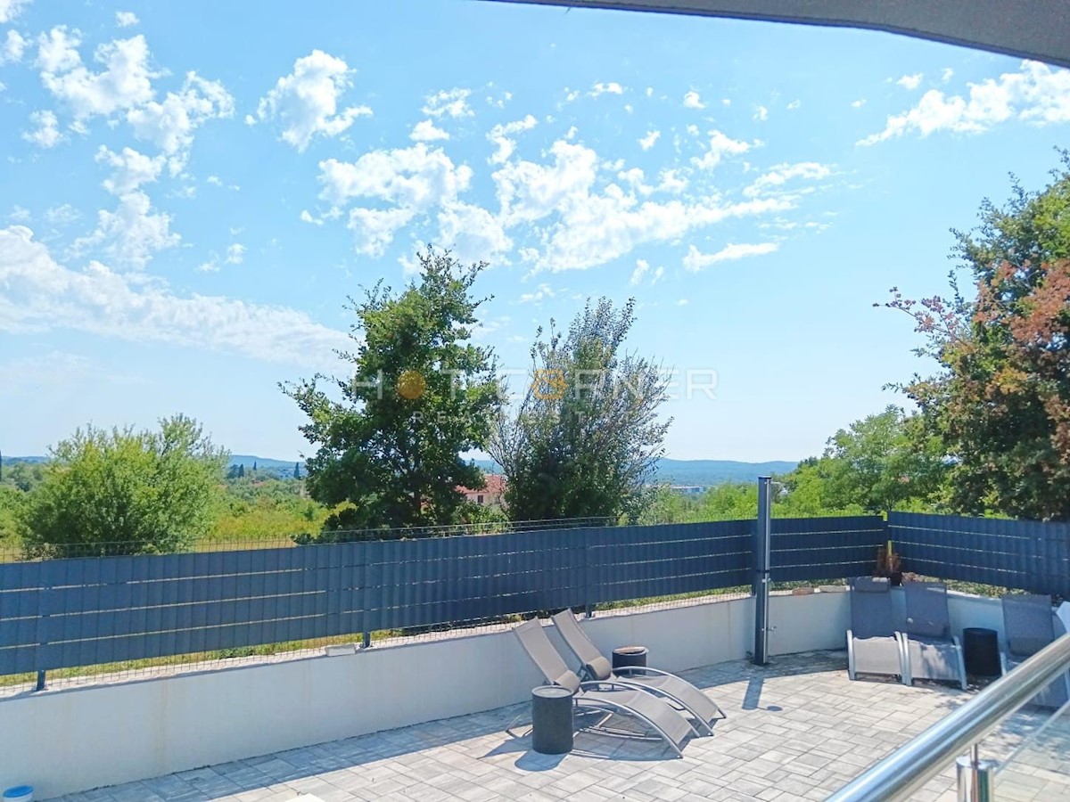 I dintorni di Rovigno, affascinante casa moderna con piscina e vista mare