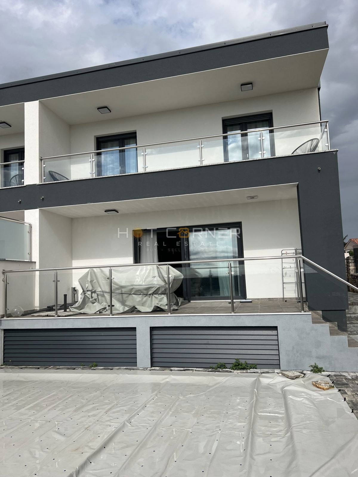 I dintorni di Rovigno, affascinante casa moderna con piscina e vista mare