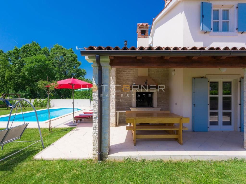 Splendida villa in stile mediterraneo, piscina, a 4 km dalle spiagge