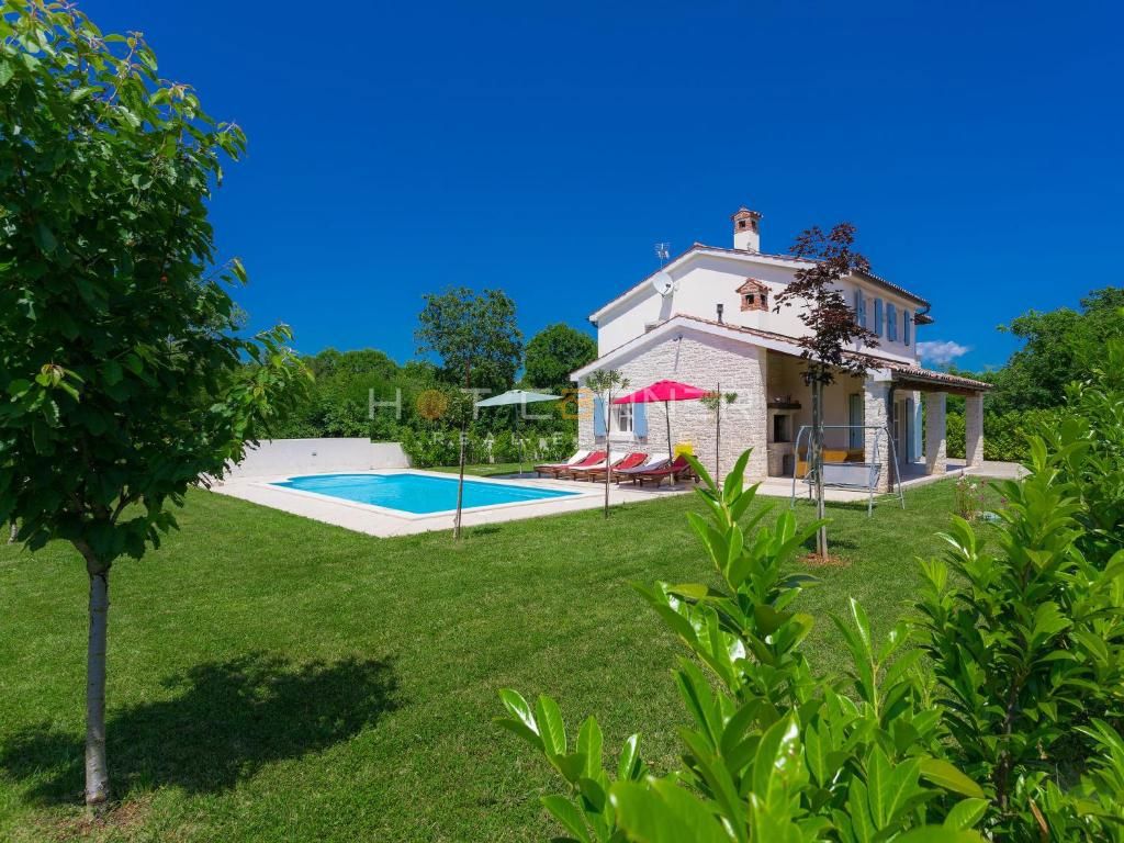 Splendida villa in stile mediterraneo, piscina, a 4 km dalle spiagge