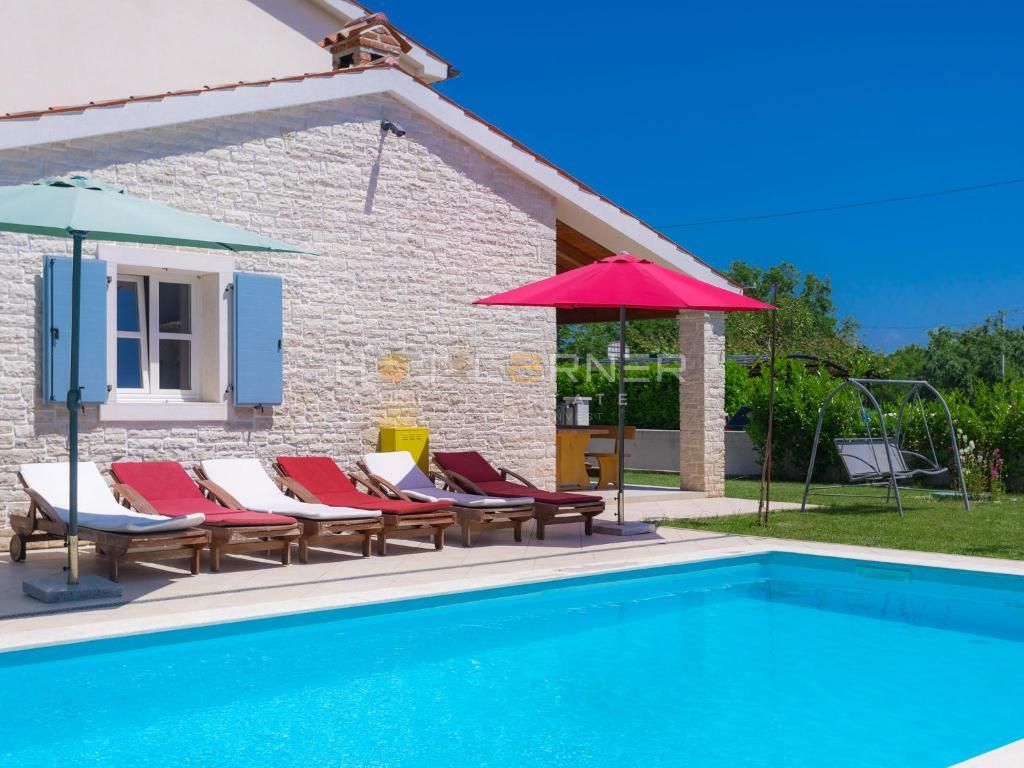 Splendida villa in stile mediterraneo, piscina, a 4 km dalle spiagge