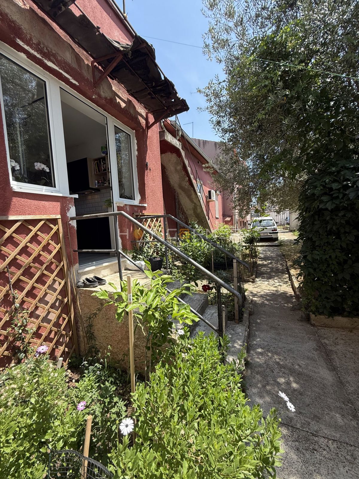 Occasione – Pola, zona centrale: Affascinante villa austro-ungarica con due appartamenti, giardino e taverna