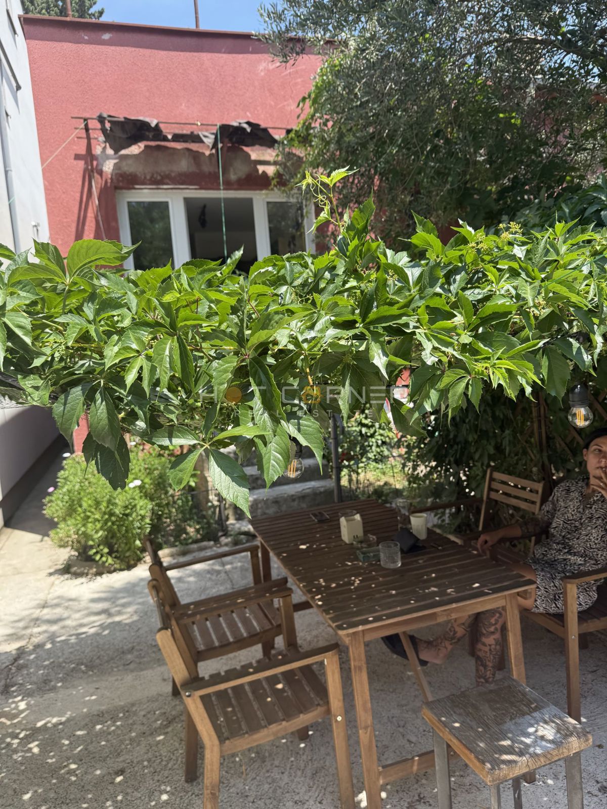 Occasione – Pola, zona centrale: Affascinante villa austro-ungarica con due appartamenti, giardino e taverna