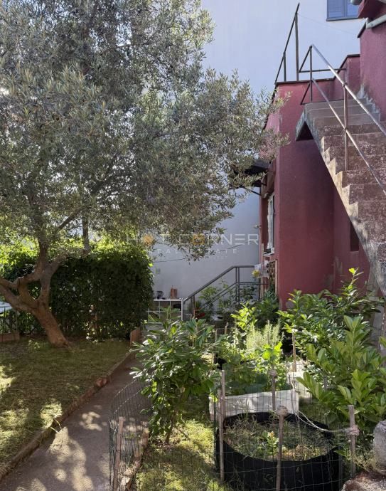 Occasione – Pola, zona centrale: Affascinante villa austro-ungarica con due appartamenti, giardino e taverna